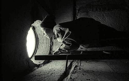 Bambino moldavo che guarda l'oblò di una condotta sotterranea del gas